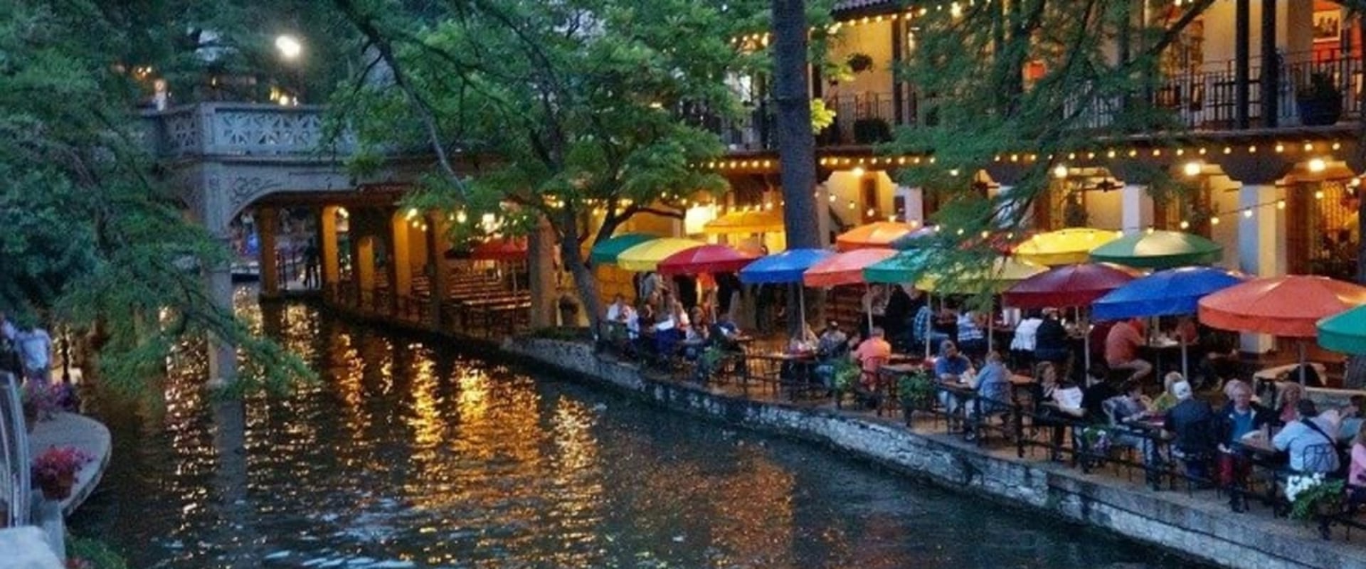 The Unspoken Rules of Dressing for Lounges on the Riverwalk in San Antonio